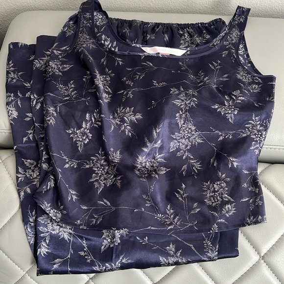 Victoria's Secret Dark Navy Floral Silky Two Piece Pajama - Picture 3 of 3